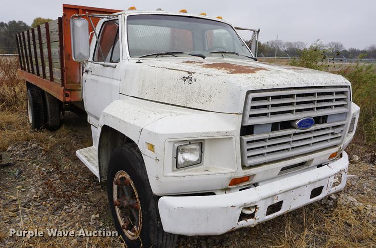 image for item DS9252 1986 Ford F700 grain truck