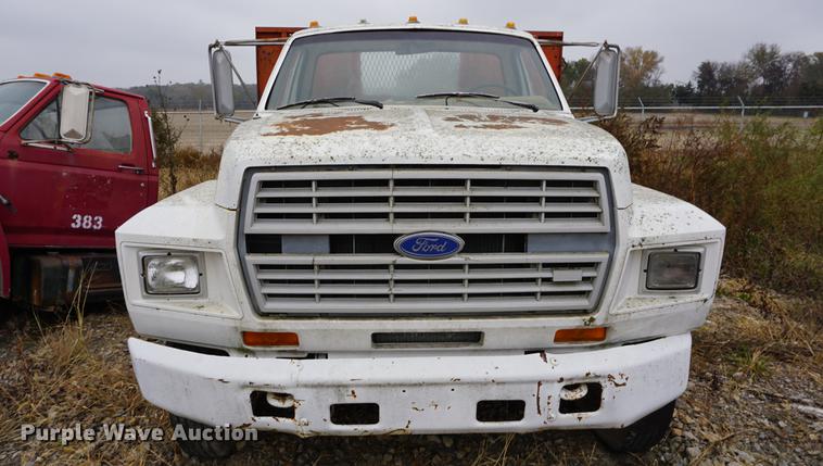 image for item DS9252 1986 Ford F700 grain truck