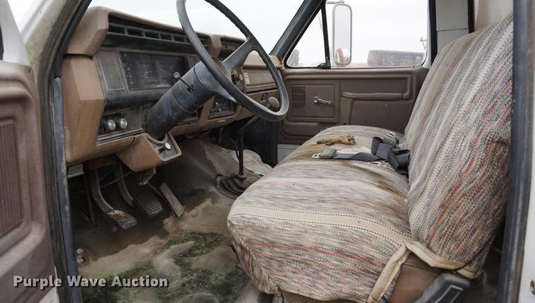 image for item DS9252 1986 Ford F700 grain truck