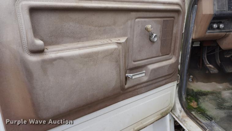 image for item DS9252 1986 Ford F700 grain truck