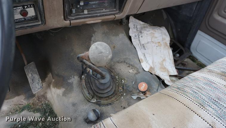 image for item DS9252 1986 Ford F700 grain truck