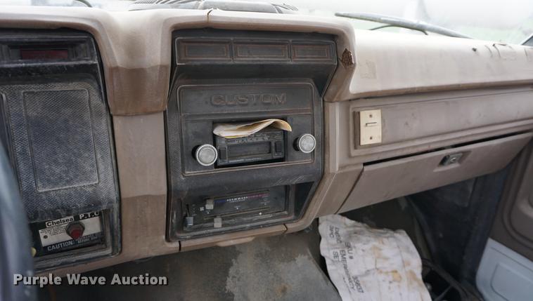 image for item DS9252 1986 Ford F700 grain truck