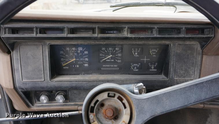 image for item DS9252 1986 Ford F700 grain truck
