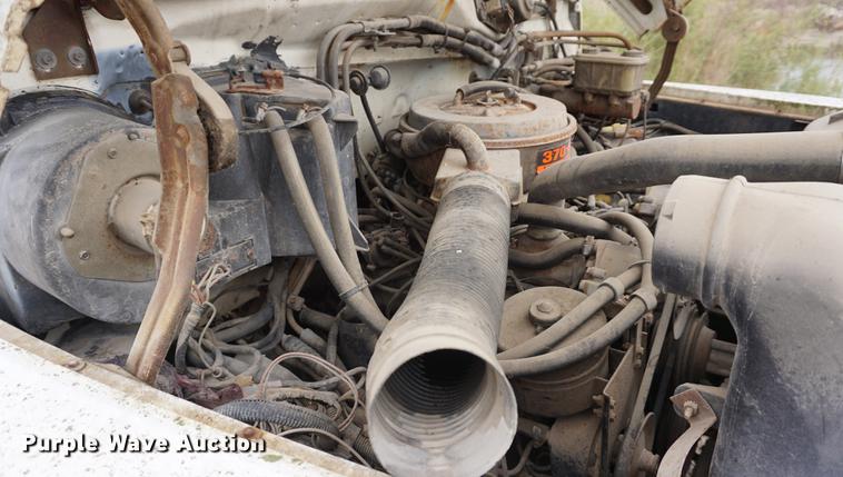 image for item DS9252 1986 Ford F700 grain truck