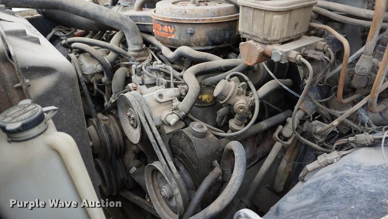 image for item DS9252 1986 Ford F700 grain truck