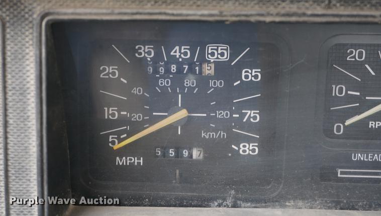 image for item DS9252 1986 Ford F700 grain truck