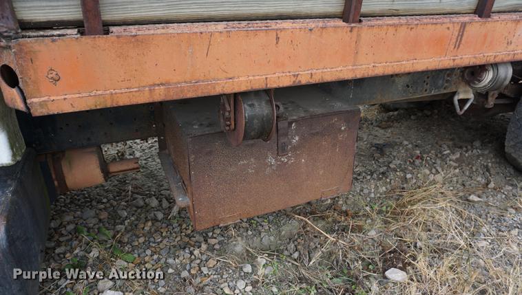 image for item DS9252 1986 Ford F700 grain truck