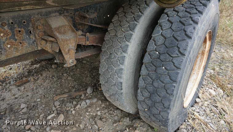 image for item DS9252 1986 Ford F700 grain truck