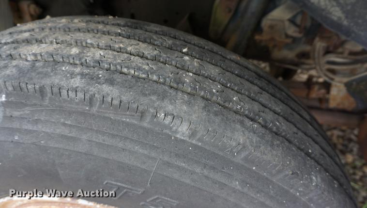 image for item DS9252 1986 Ford F700 grain truck