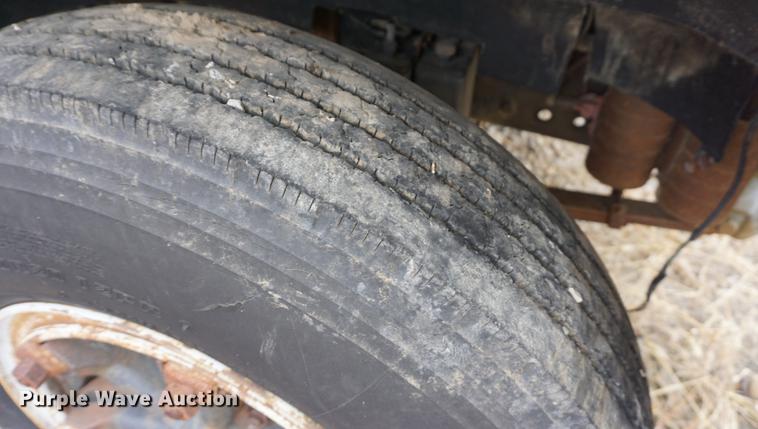 image for item DS9252 1986 Ford F700 grain truck