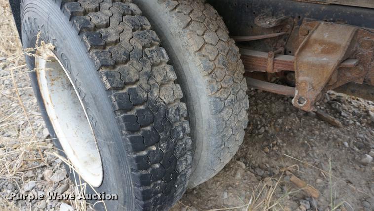 image for item DS9252 1986 Ford F700 grain truck
