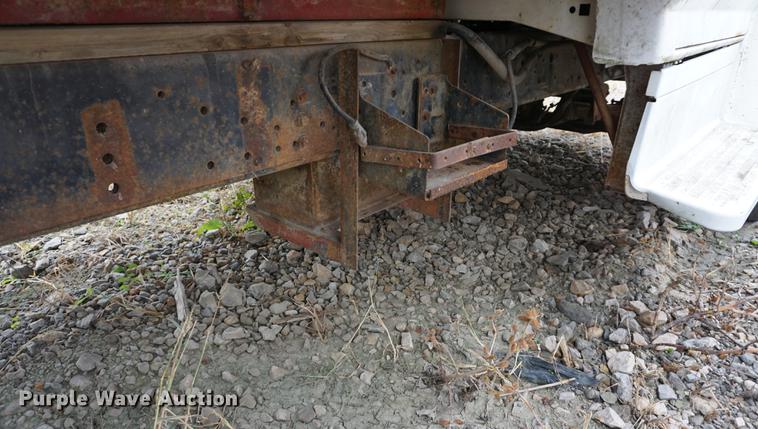 image for item DS9252 1986 Ford F700 grain truck