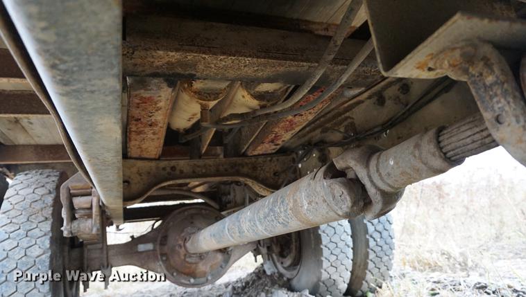 image for item DS9252 1986 Ford F700 grain truck