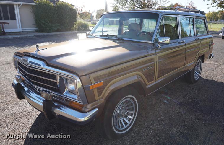 image for item DS9290 1988 Jeep Grand Wagoneer SUV