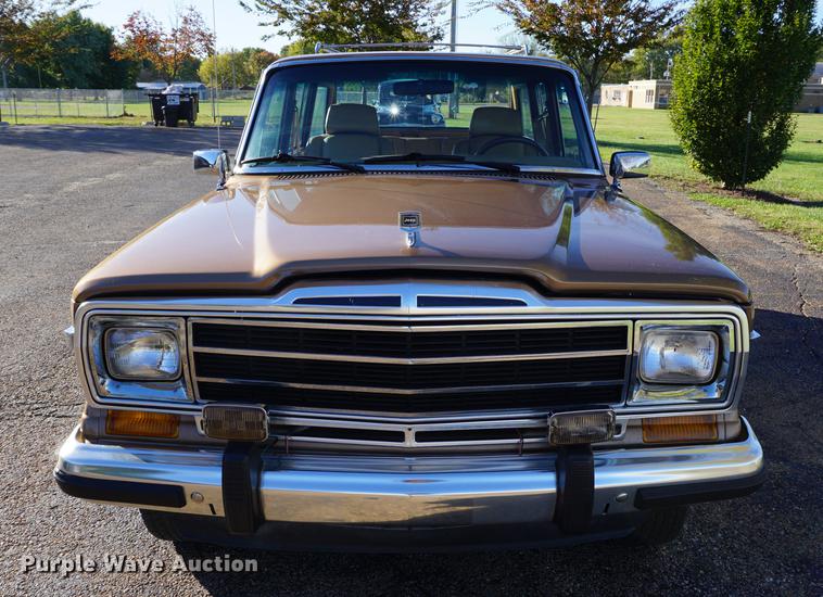 image for item DS9290 1988 Jeep Grand Wagoneer SUV