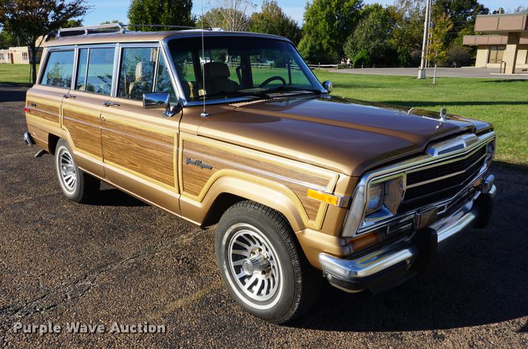image for item DS9290 1988 Jeep Grand Wagoneer SUV