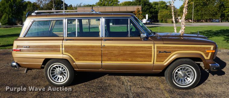 image for item DS9290 1988 Jeep Grand Wagoneer SUV