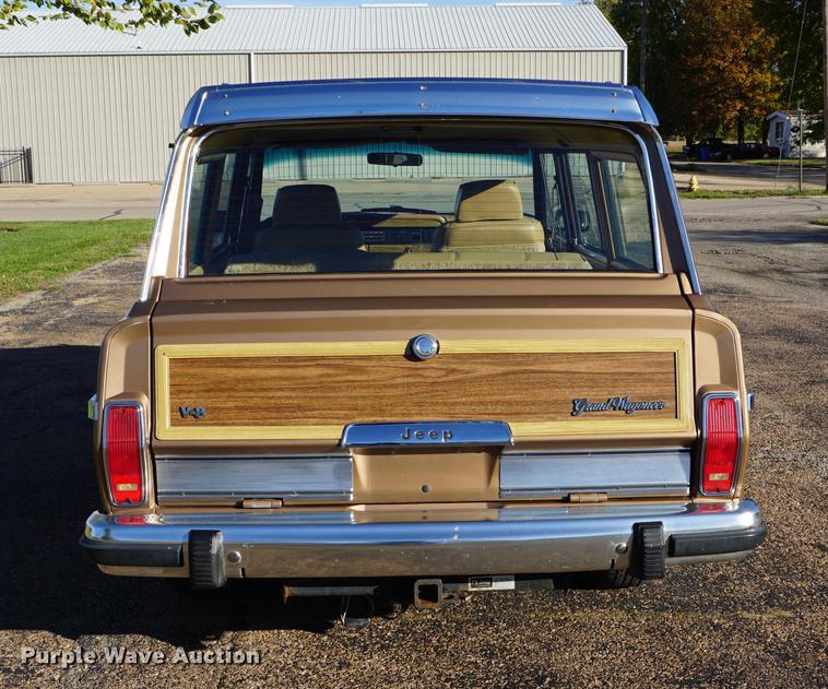 image for item DS9290 1988 Jeep Grand Wagoneer SUV