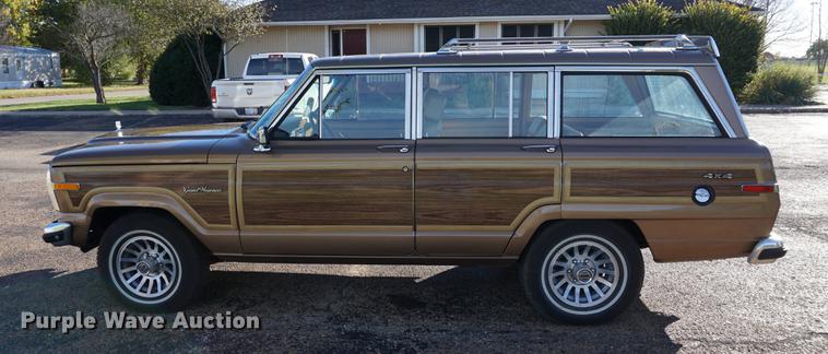 image for item DS9290 1988 Jeep Grand Wagoneer SUV