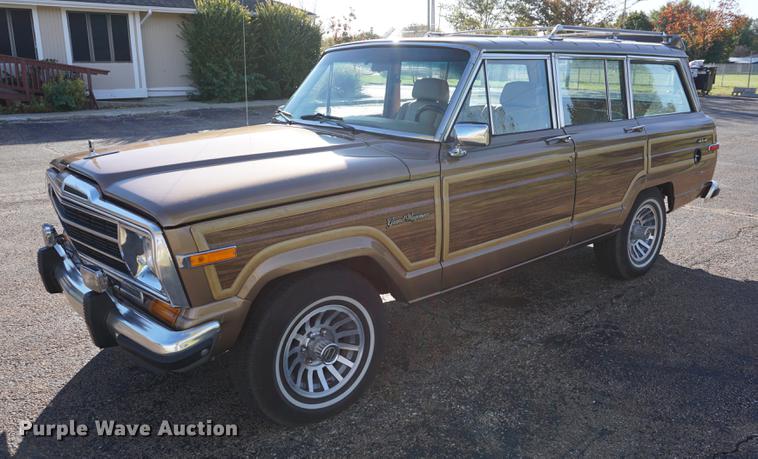 image for item DS9290 1988 Jeep Grand Wagoneer SUV