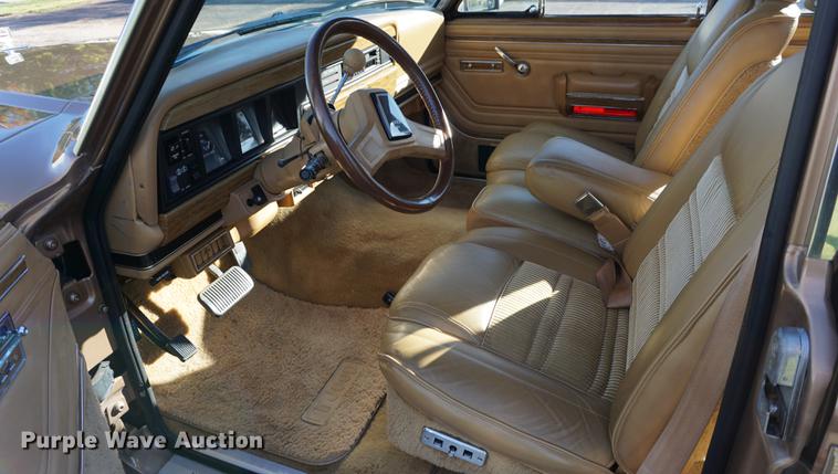 image for item DS9290 1988 Jeep Grand Wagoneer SUV