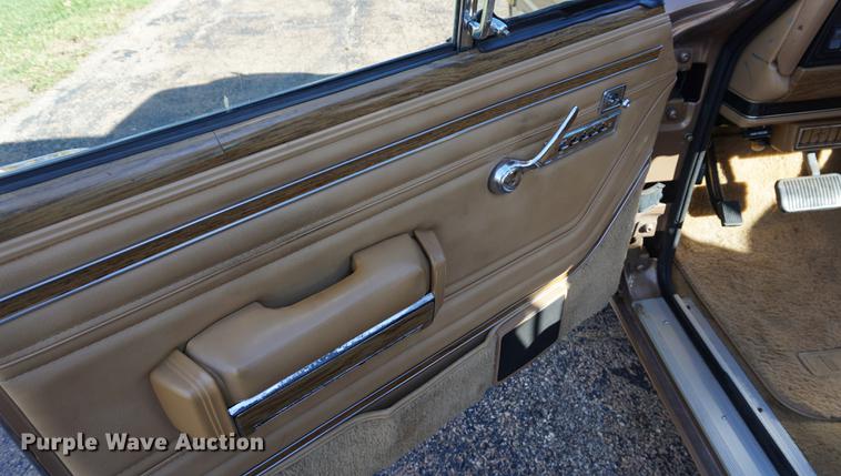 image for item DS9290 1988 Jeep Grand Wagoneer SUV