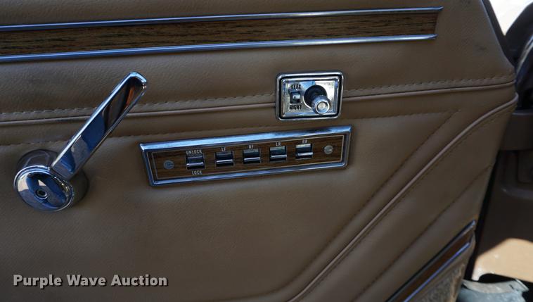 image for item DS9290 1988 Jeep Grand Wagoneer SUV