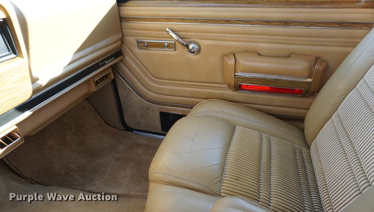 image for item DS9290 1988 Jeep Grand Wagoneer SUV
