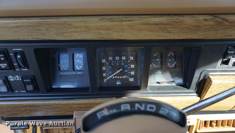 image for item DS9290 1988 Jeep Grand Wagoneer SUV