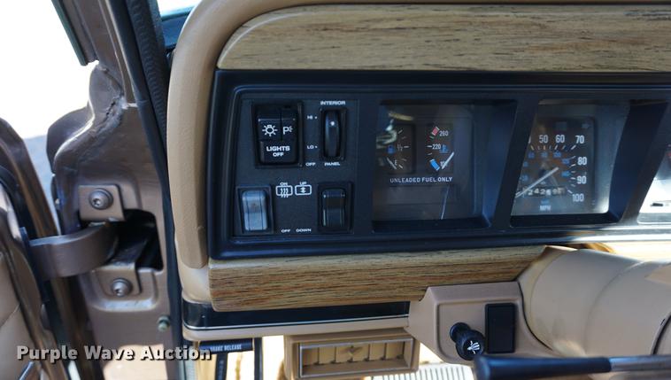 image for item DS9290 1988 Jeep Grand Wagoneer SUV