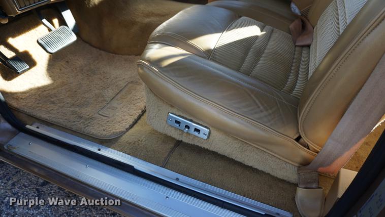 image for item DS9290 1988 Jeep Grand Wagoneer SUV