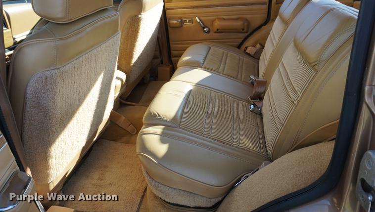 image for item DS9290 1988 Jeep Grand Wagoneer SUV