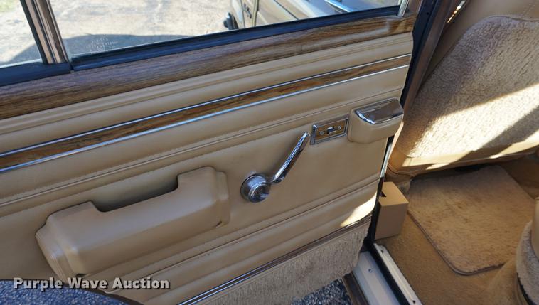 image for item DS9290 1988 Jeep Grand Wagoneer SUV