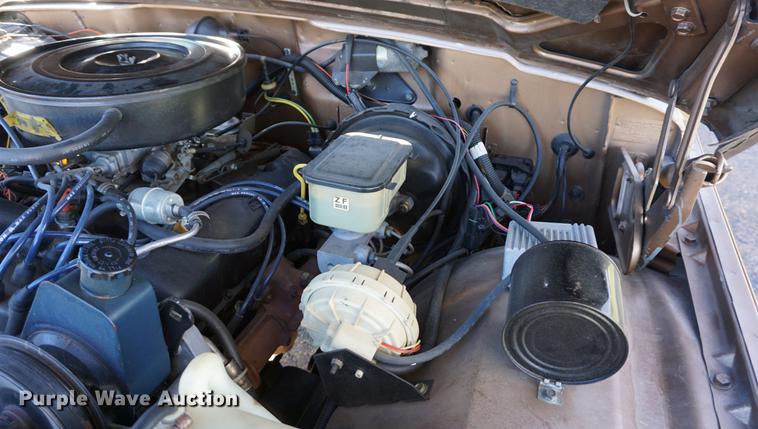 image for item DS9290 1988 Jeep Grand Wagoneer SUV