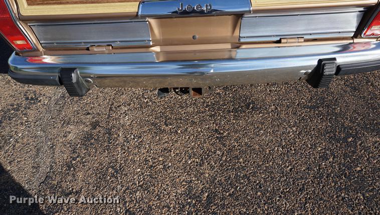 image for item DS9290 1988 Jeep Grand Wagoneer SUV
