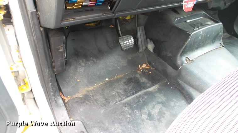 image for item DT9077 2001 GMC 6500 box truck