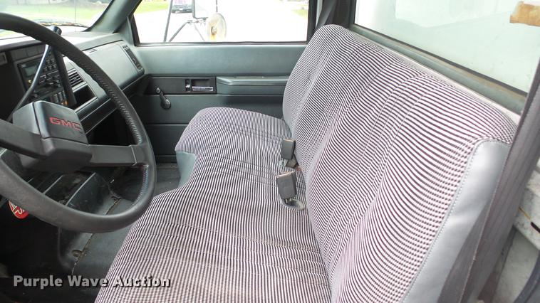 image for item DT9077 2001 GMC 6500 box truck