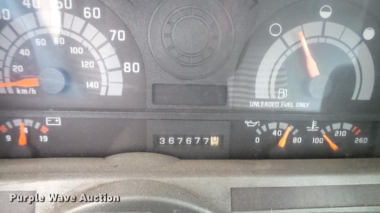 image for item DT9077 2001 GMC 6500 box truck