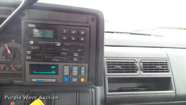 image for item DT9077 2001 GMC 6500 box truck