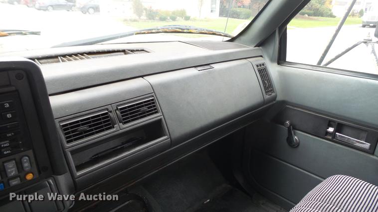 image for item DT9077 2001 GMC 6500 box truck