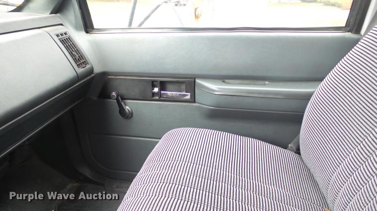 image for item DT9077 2001 GMC 6500 box truck