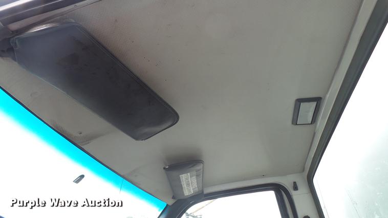 image for item DT9077 2001 GMC 6500 box truck