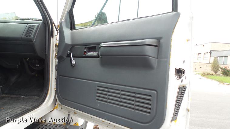 image for item DT9077 2001 GMC 6500 box truck