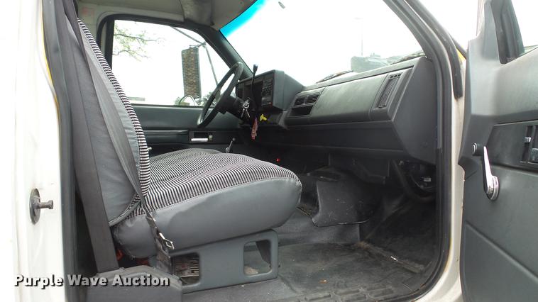 image for item DT9077 2001 GMC 6500 box truck