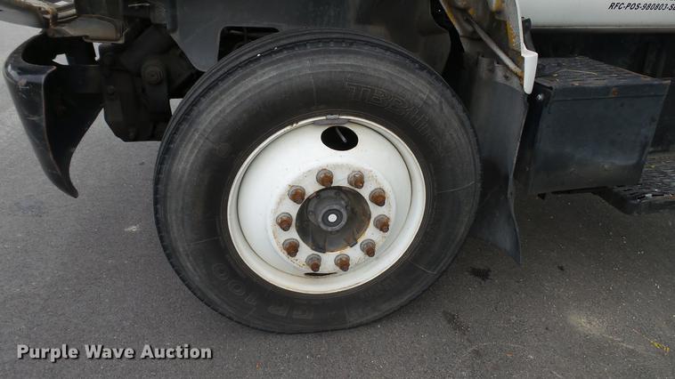 image for item DT9077 2001 GMC 6500 box truck