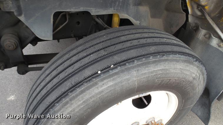 image for item DT9077 2001 GMC 6500 box truck