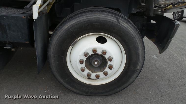 image for item DT9077 2001 GMC 6500 box truck