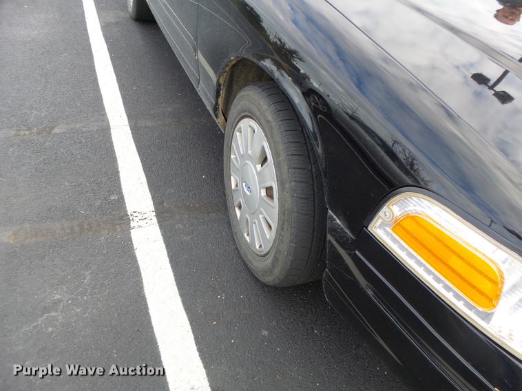 image for item DT9958 2004 Ford Crown Victoria Police Interceptor