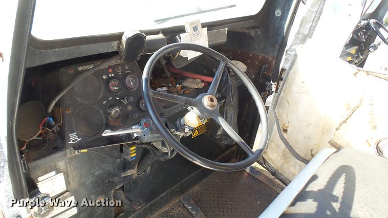 image for item DV9000 1989 Cushman utility vehicle