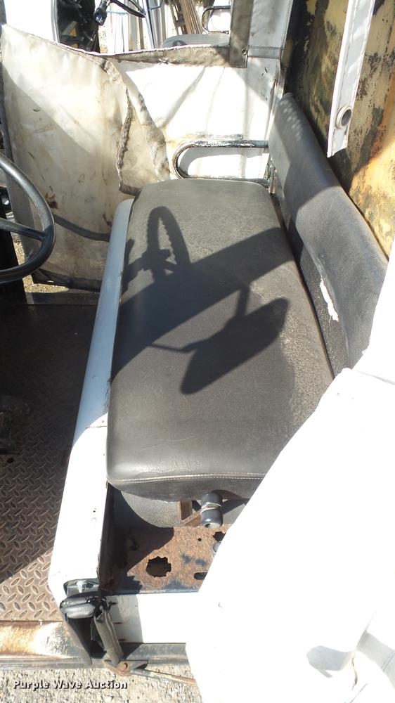 image for item DV9000 1989 Cushman utility vehicle